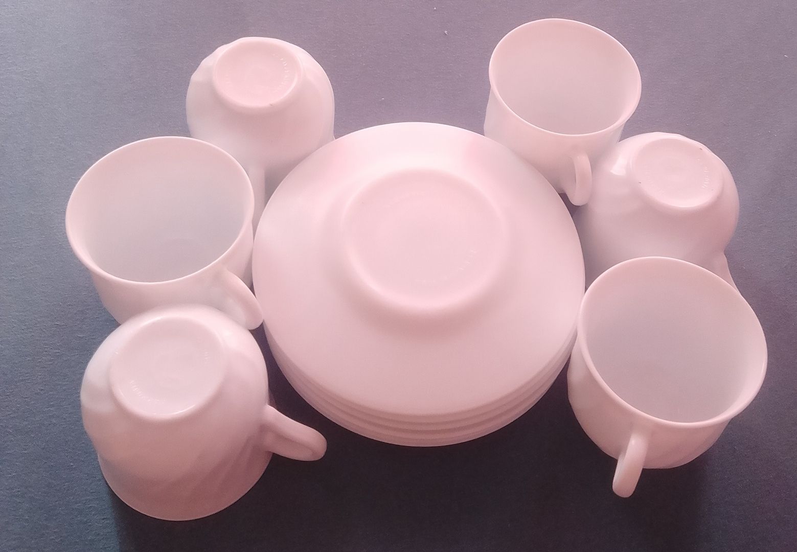 Das Bild zeigt ein Set aus sechs weißen Kaffeetassen oder Teetassen