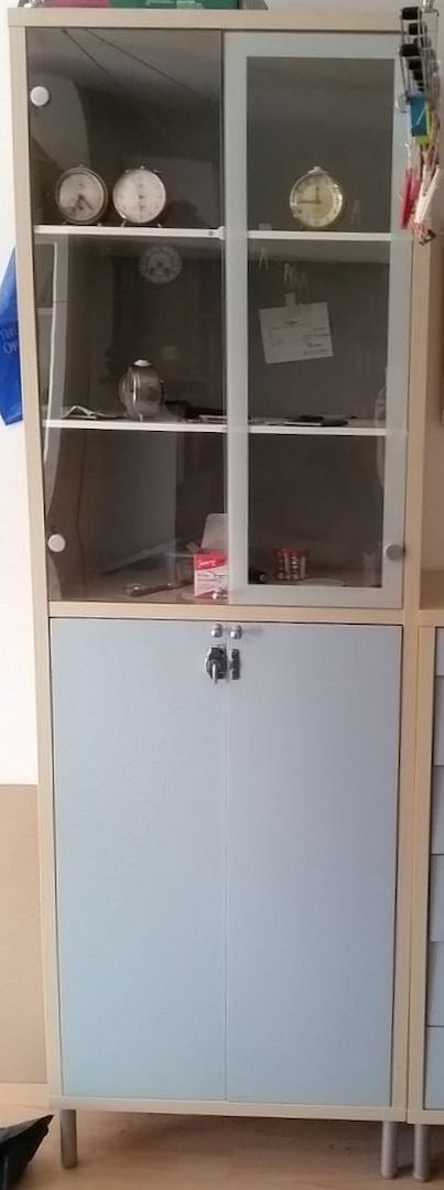 Verschenke Schrank mit Türen