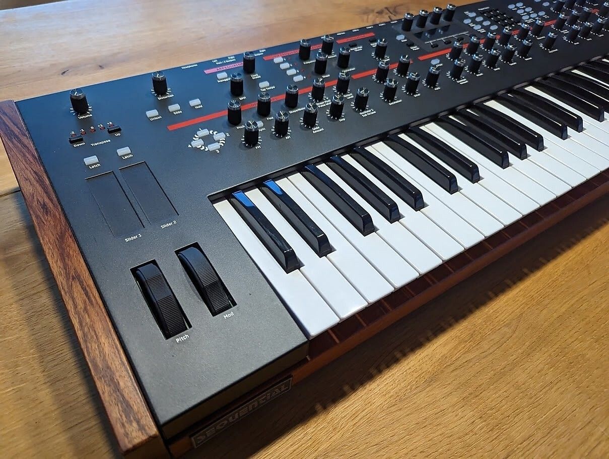 Dave Smith Instruments Prophet 12 Polyphonic Hybrid Synthesizer
