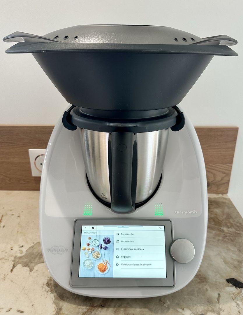 Thermomix Tm6 in sehr gutem, funktionsfähigem Zustand. Thermomix Tm6 in sehr gutem, funktionsfähigem Zustand.