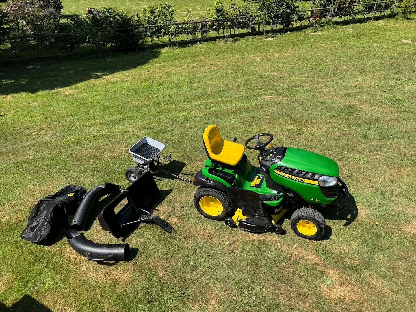 JOHN DEERE X165 Aufsitzmäher, 120 Std. + Zubehör