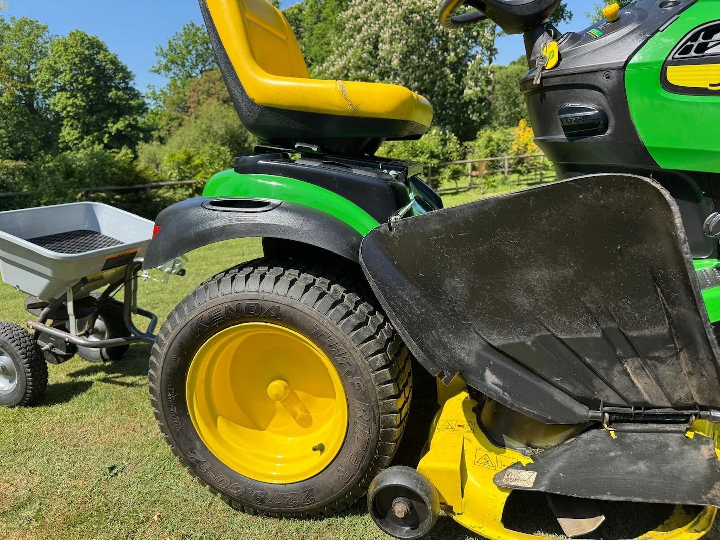 JOHN DEERE X165 Aufsitzmäher, 120 Std. + Zubehör