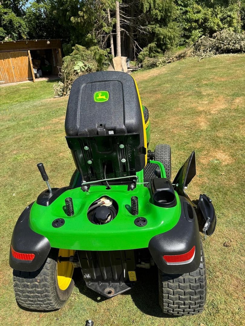 JOHN DEERE X165 Aufsitzmäher, 120 Std. + Zubehör