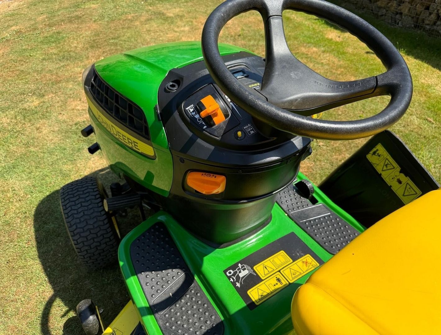 JOHN DEERE X165 Aufsitzmäher, 120 Std. + Zubehör