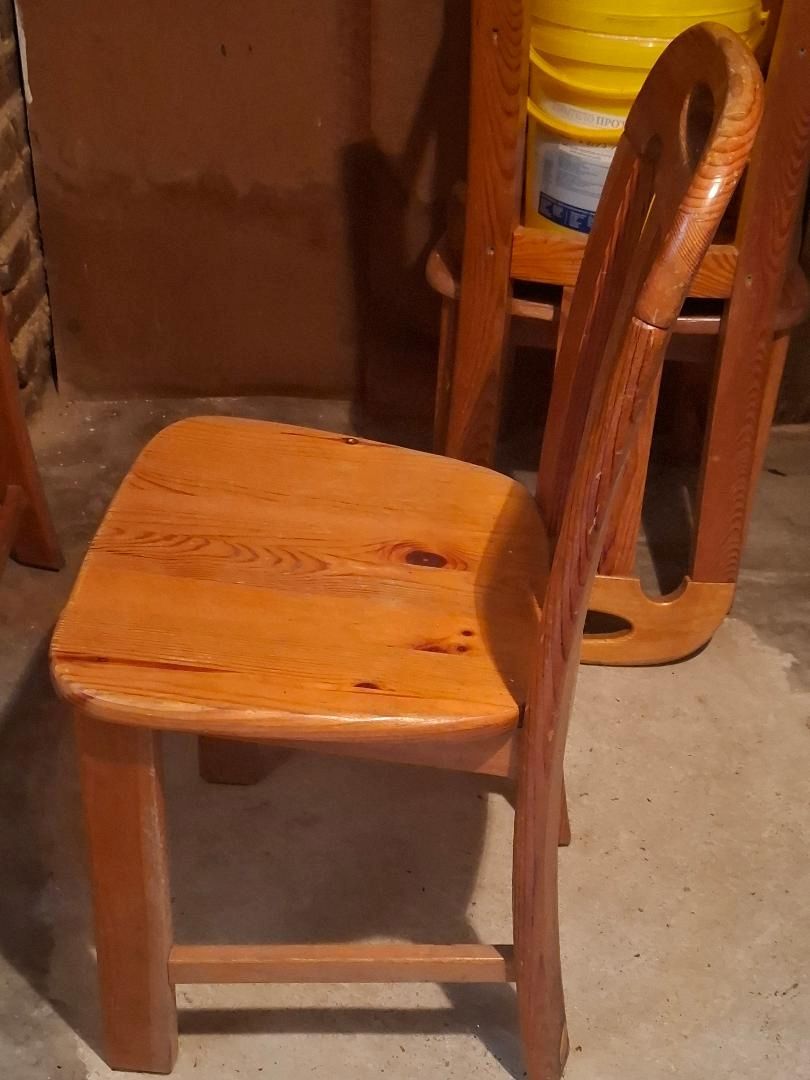 2 massive Holzstühle