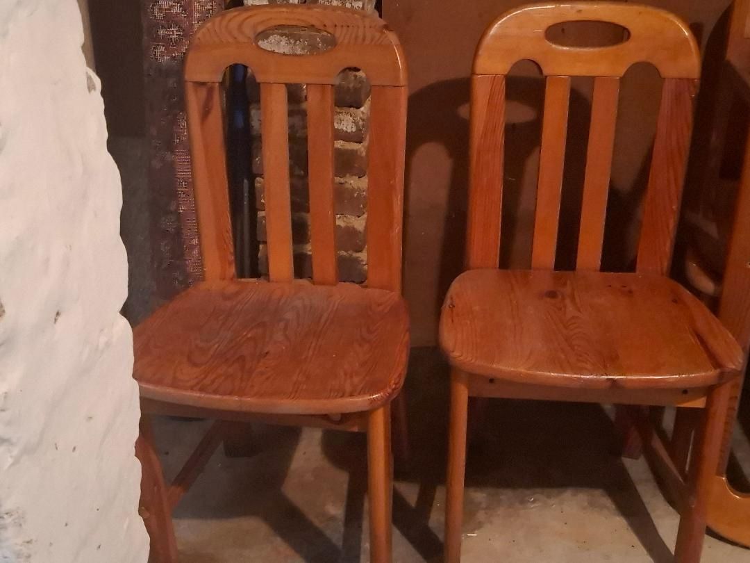 2 massive Holzstühle