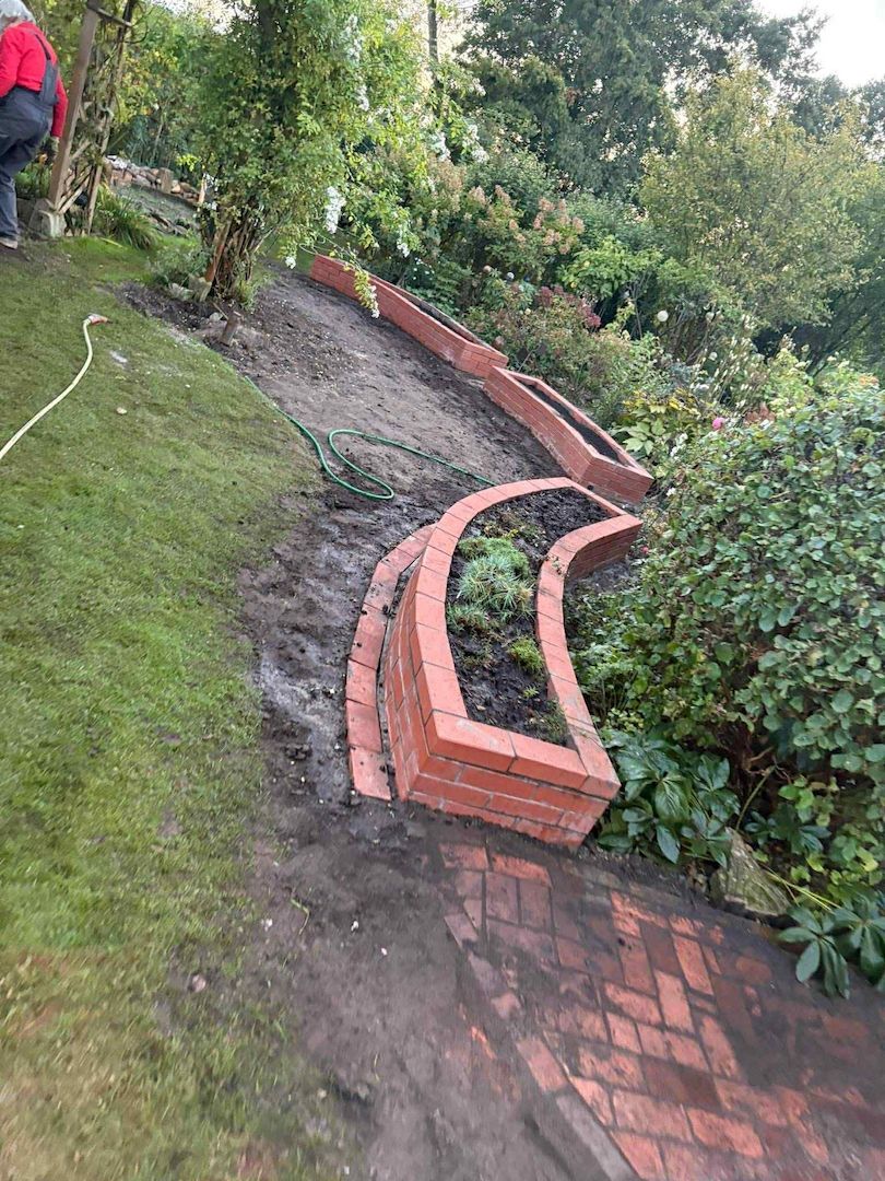 Zuverlässige Gartenhilfe gesucht? Ich helfe gern – Rasen, Hecken, Holz & mehr 