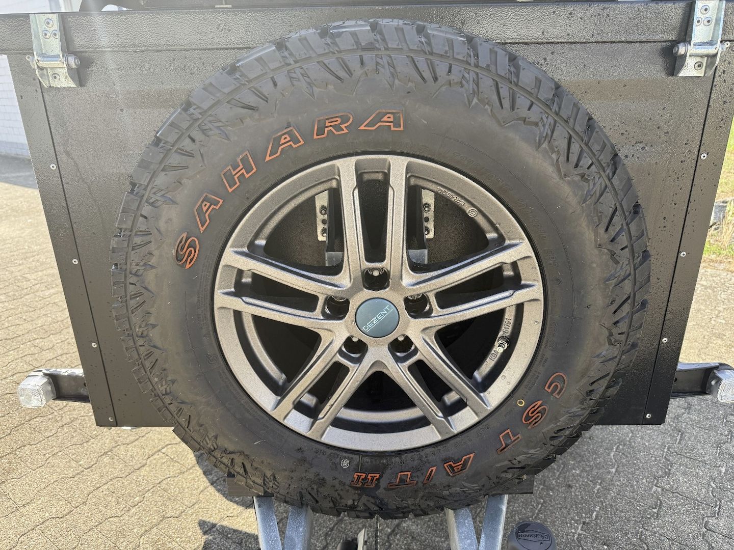 Offroad Anhänger mit Dachzelt komplett