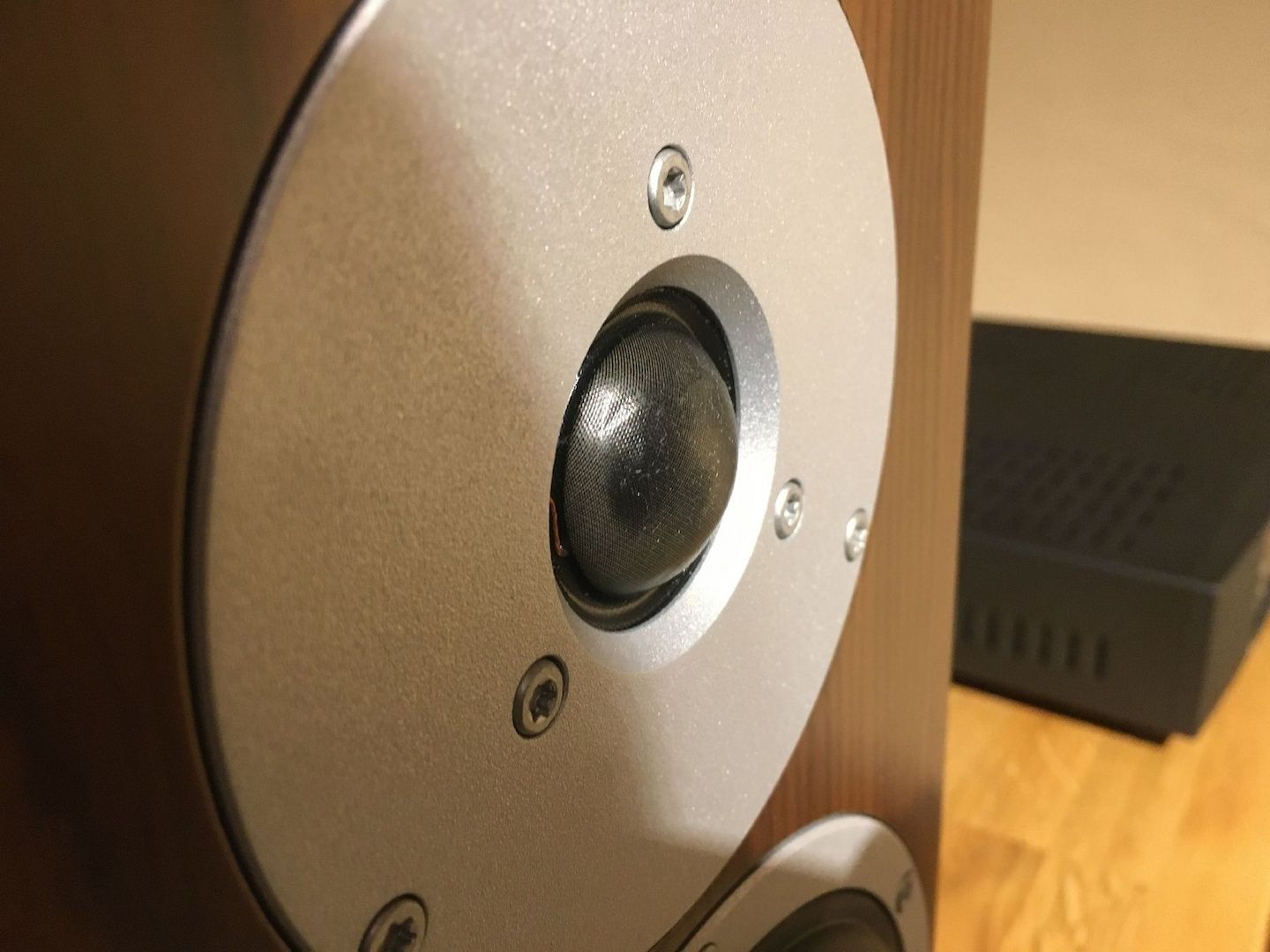 Dynaudio Focus 200 XD walnuss Aktiver Regallautsprecher Dynaudio Focus 200 XD walnuss Aktiver Regallautsprecher
