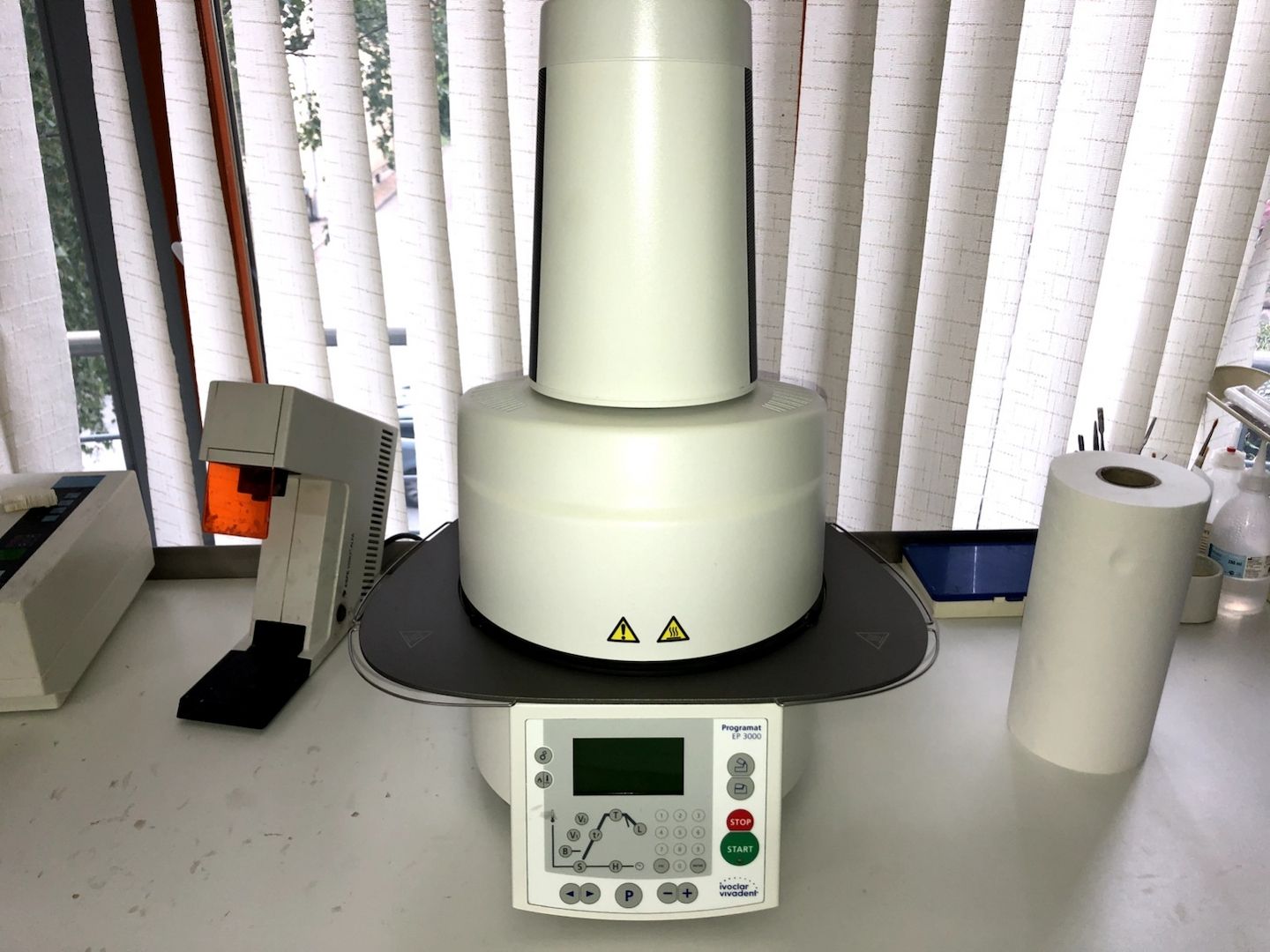 Ivoclar Vivadent Programmat EP 3000 mit VP4 Vakuumpumpe
