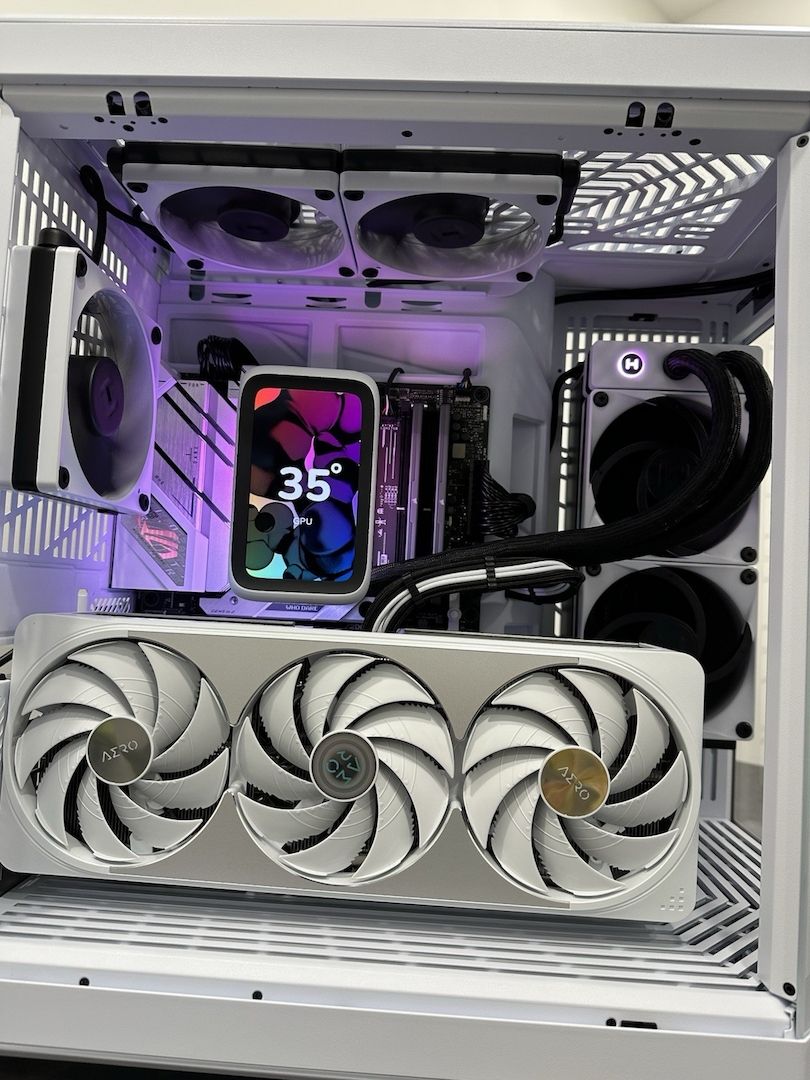 Hyte Q70 Touch AMD Ryzen 7 9800X3D NVIDIA