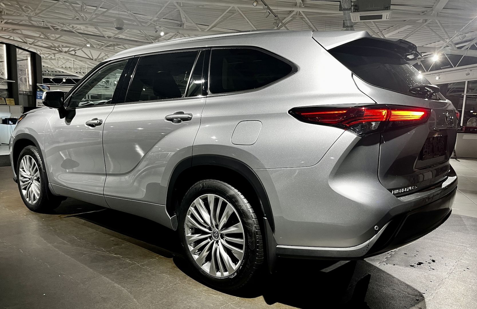 Toyota Highlander Platinum AWD, Baujahr 2023 🧊