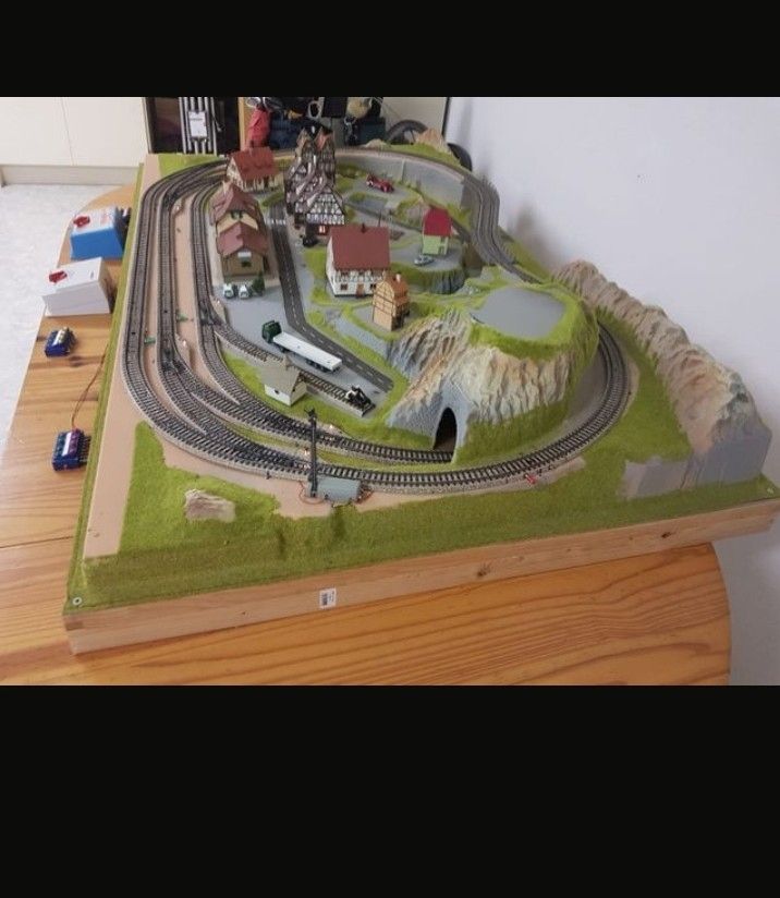 Voll aufgebaute Modelleisenbahn – Fertiggelände „Königsfeld