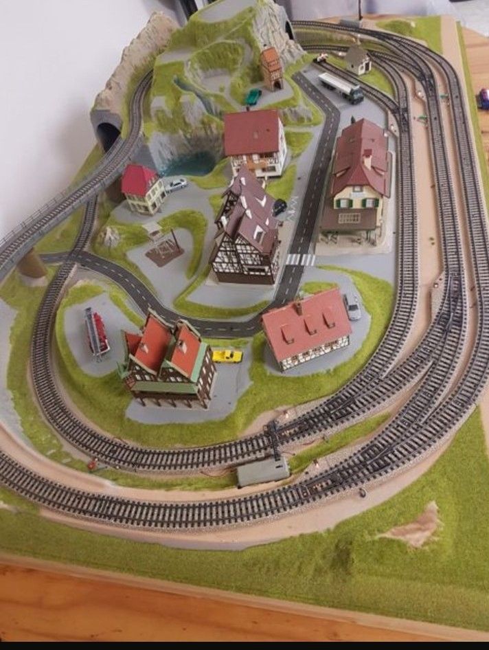 Voll aufgebaute Modelleisenbahn – Fertiggelände „Königsfeld