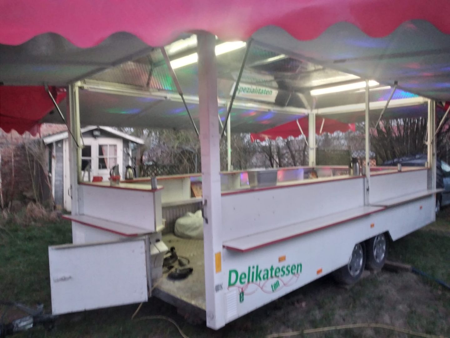 Verkaufe zwei Verkaufsanhänger – 6 m Verkaufsraumlänge.