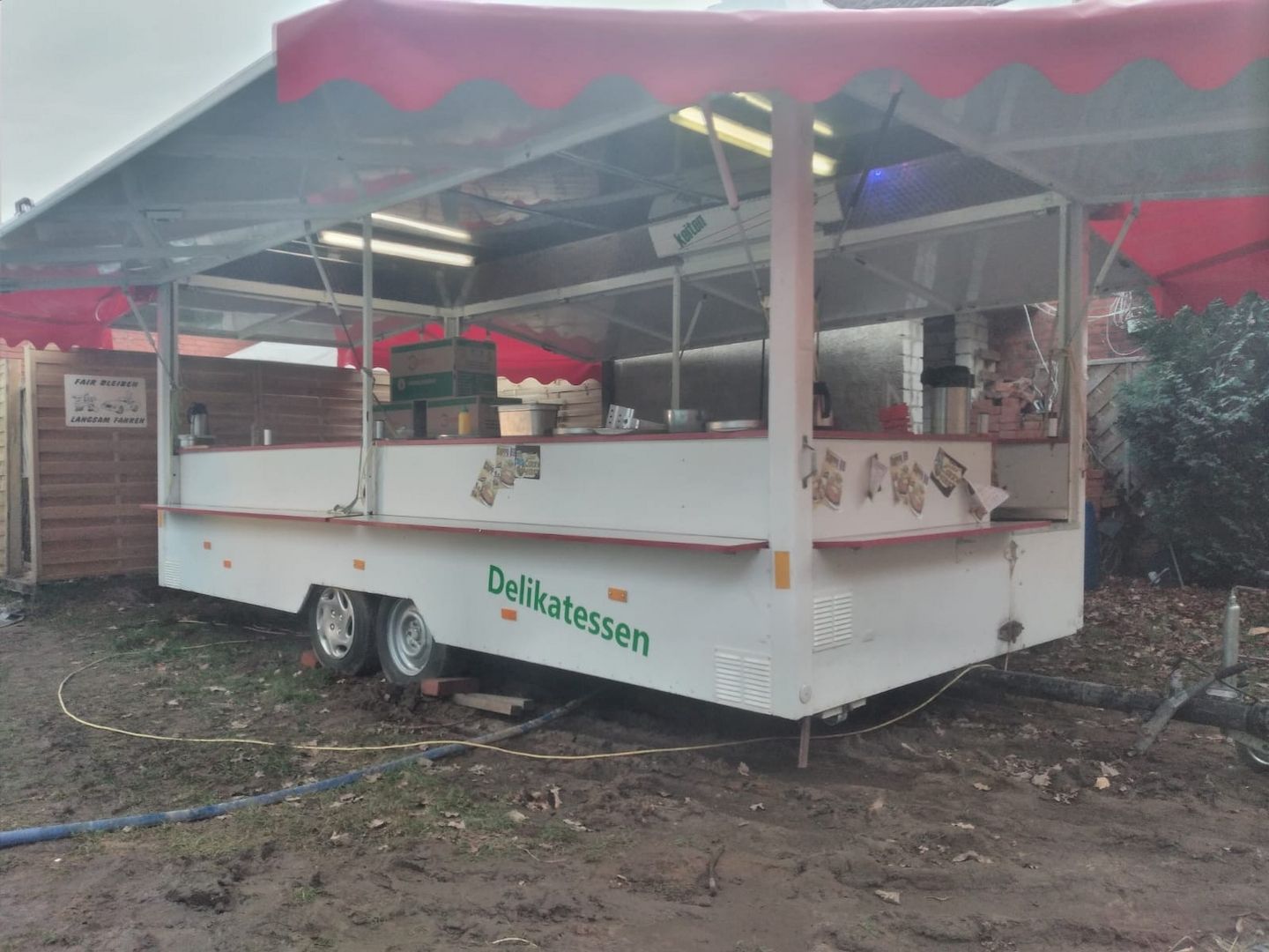 Verkaufe zwei Verkaufsanhänger – 6 m Verkaufsraumlänge.