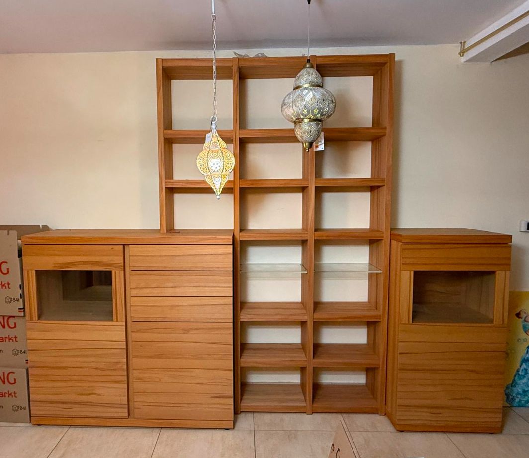 Schöne Venjakob Wohnwand aus Massivbuche mit Couchtisch & mehr