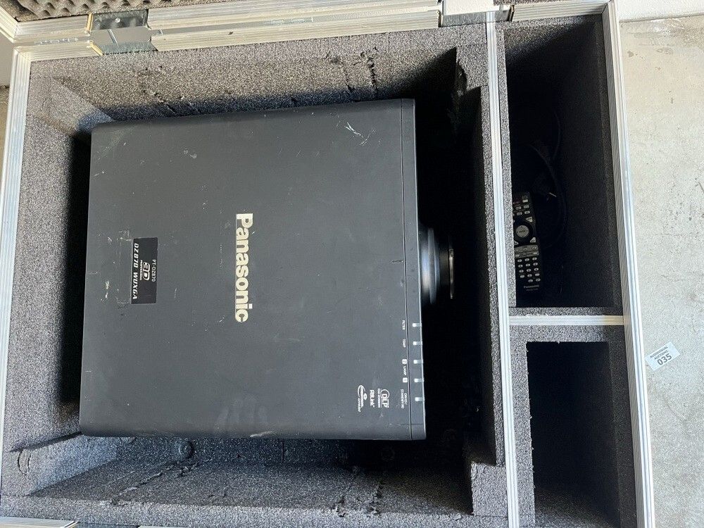 Panasonic PT-DZ870EK+Objektiv*3D DLP Beamer