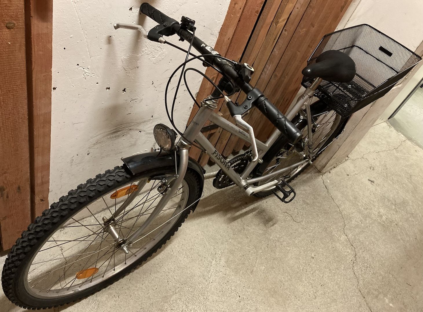 Damenfahrrad MTB Fischer, Räder 26 Zoll, Rahmenhöhe 49½ cm, 18 Gänge, Beleuchtung, Schutzbleche