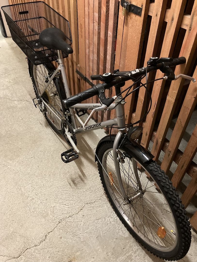 Damenfahrrad MTB Fischer, Räder 26 Zoll, Rahmenhöhe 49½ cm, 18 Gänge, Beleuchtung, Schutzbleche