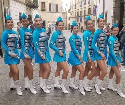 Suche Cheerleader, Ballerina o. ideal Gardetänzerin aus Umkreis.