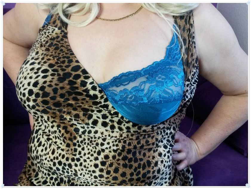 Reife Hausfrau, dauergeil und heiß, mag SEX in allen Stellungen