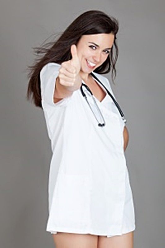 Geile Krankenschwester will deinen Sc**anz verwöhnen!