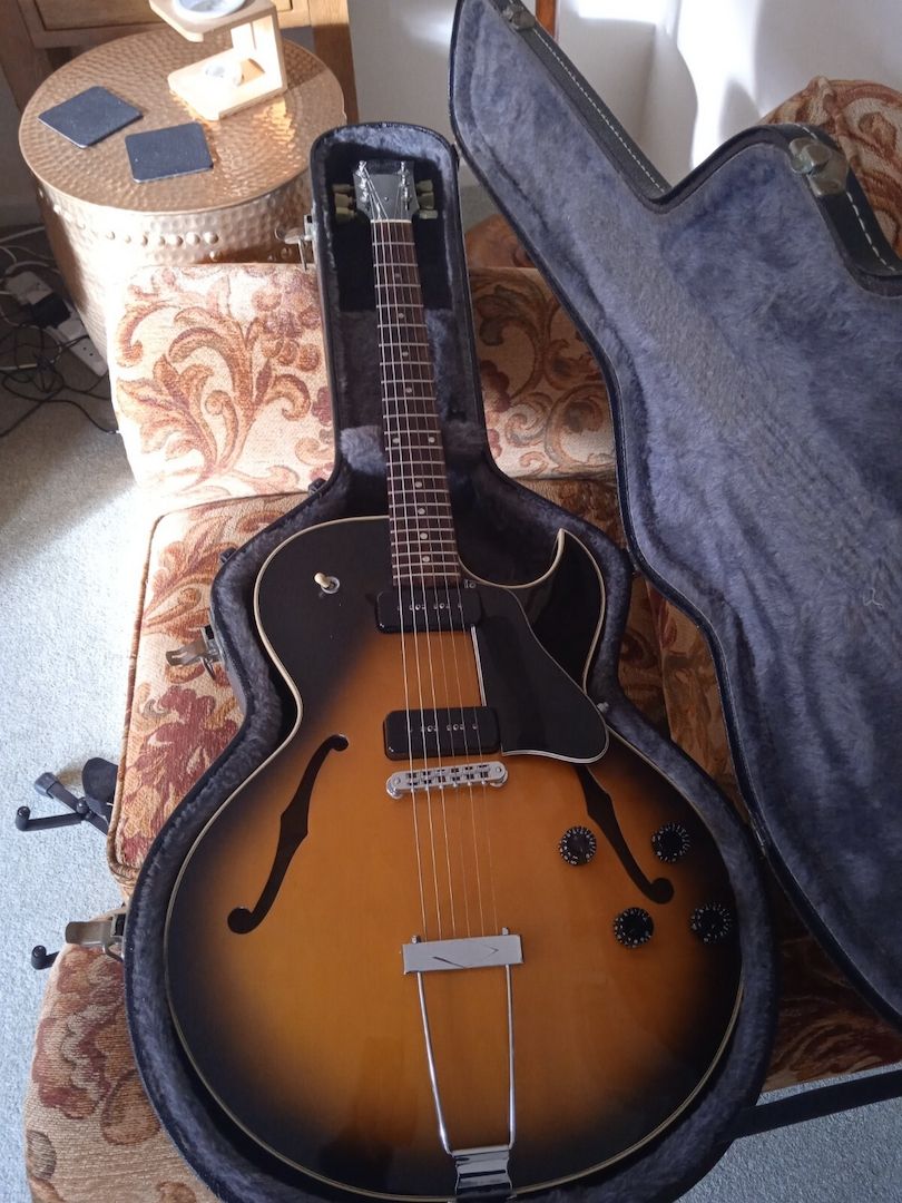 Gibson ES-135 E-Gitarre mit hohlem Körper