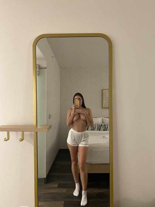 » EINE SHOW? ICH BIN STRIPPER, EXTROVERT MIT MELONEN FÜR SIE VERFÜGBAR