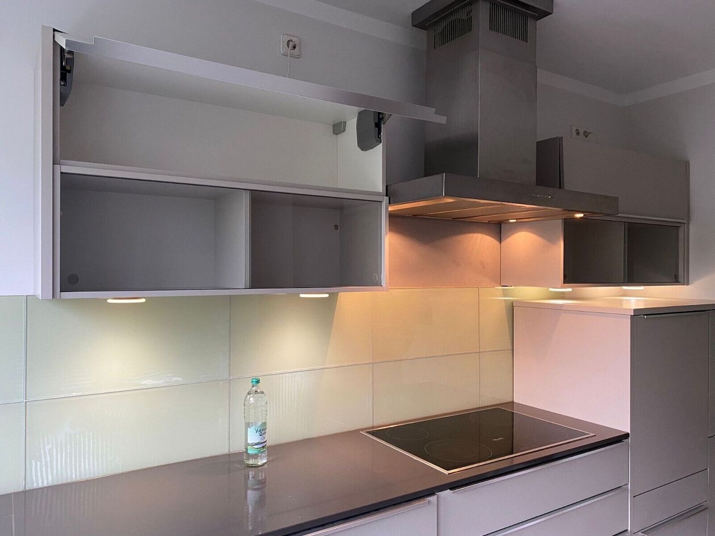 Einbauküche Nobilia-Miele Geräte-Steinplatte-Top Beleuchtung