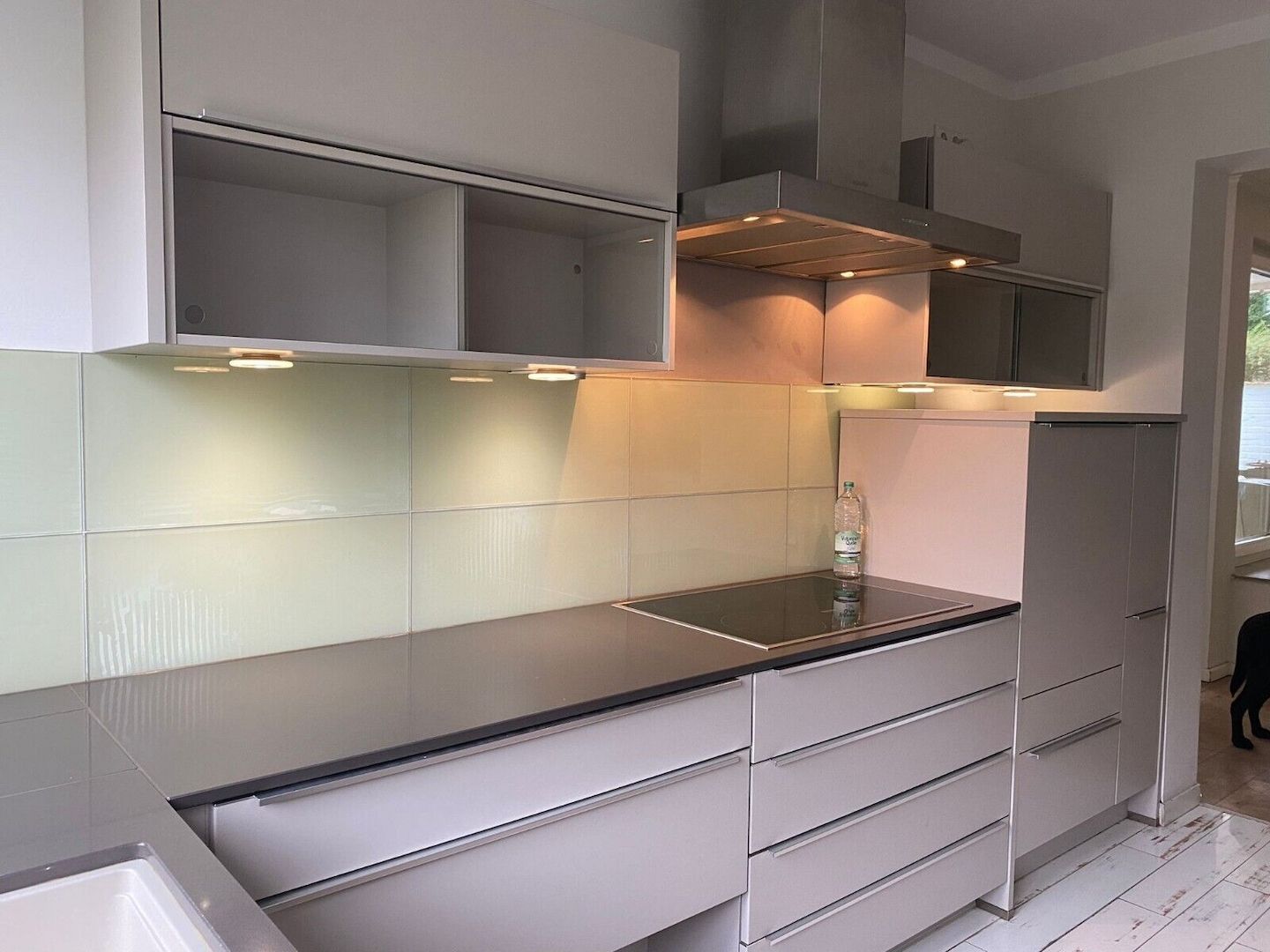 Einbauküche Nobilia-Miele Geräte-Steinplatte-Top Beleuchtung