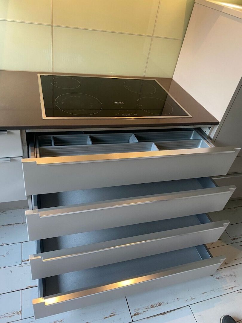 Einbauküche Nobilia-Miele Geräte-Steinplatte-Top Beleuchtung