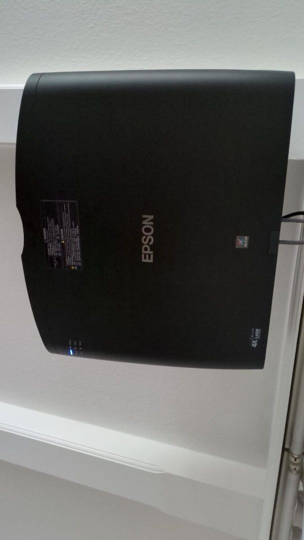 Epson EH-LS12000B 4K Laserprojektor Beamer HDR10 3LCD 2.700 lm top Zustand