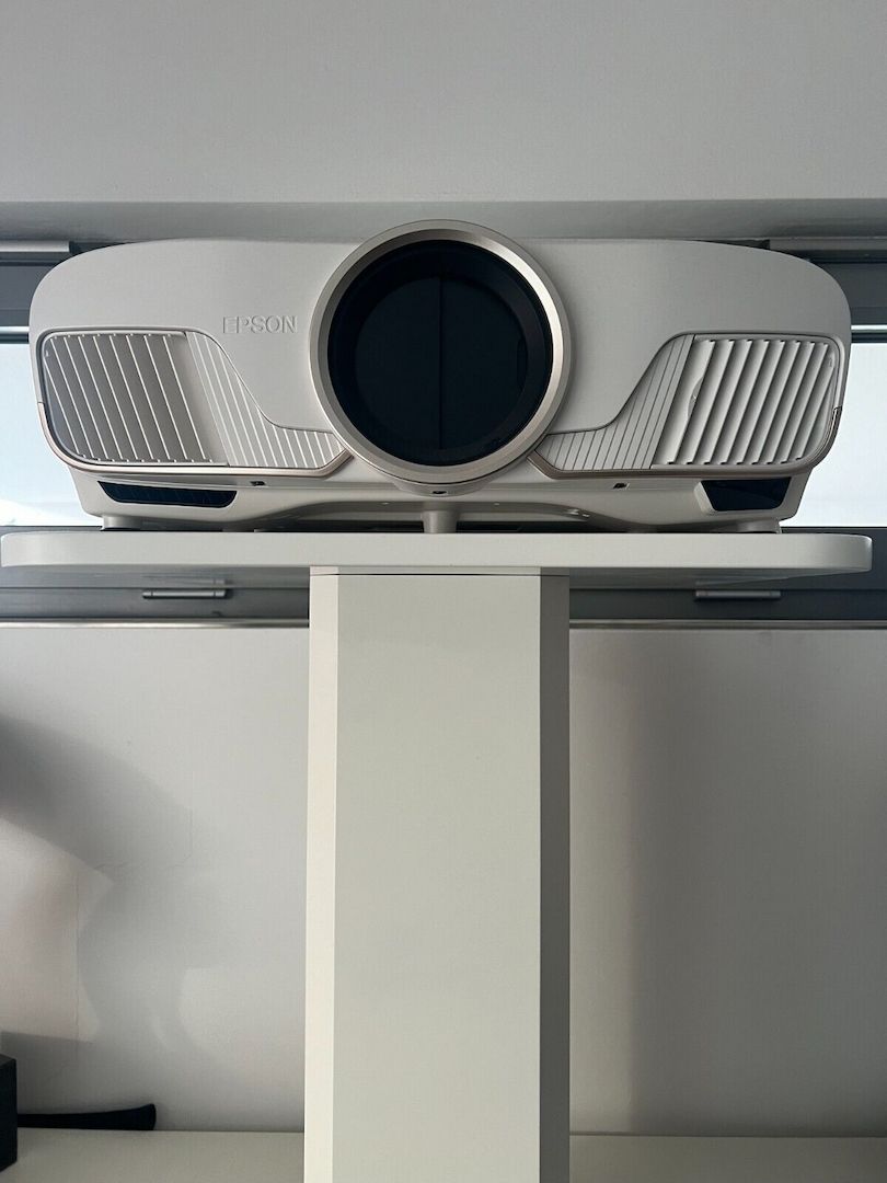 Epson EH-TW9400W 4K UltraHD HDR 3D Beamer  nur 23 Lampenstunden