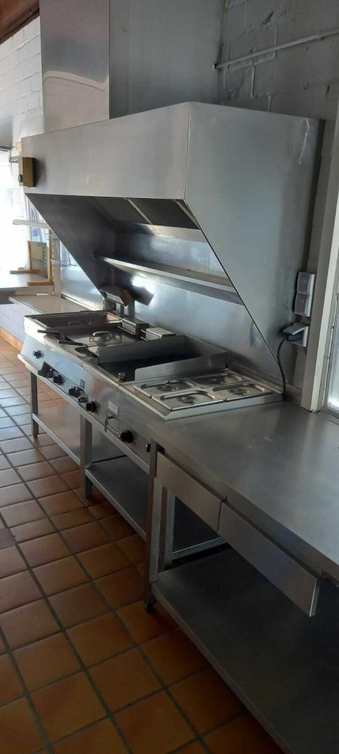 Gastroküche Imbissküche Top Zustand Firma EKU Pommeswärmer MKN 1.80m