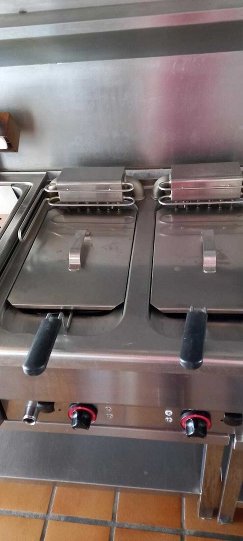 Gastroküche Imbissküche Top Zustand Firma EKU Pommeswärmer MKN 1.80m