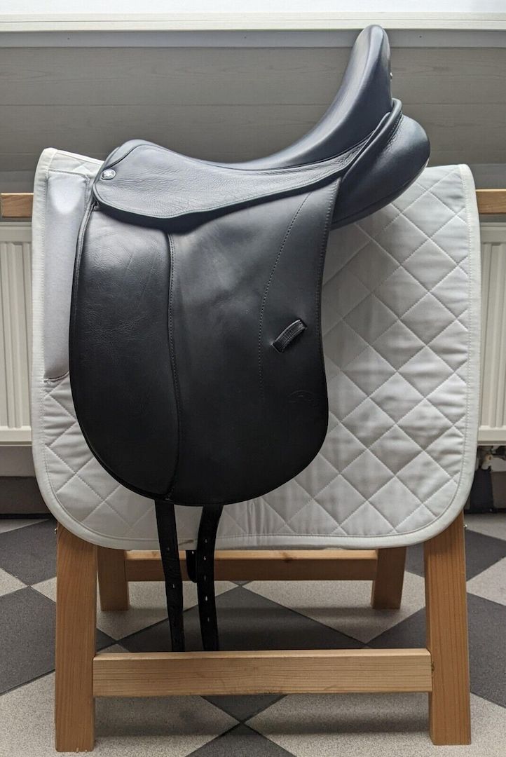 Hennig Dressursattel, schwarz, mit Klettpauschen, Hennig Dressage Saddle