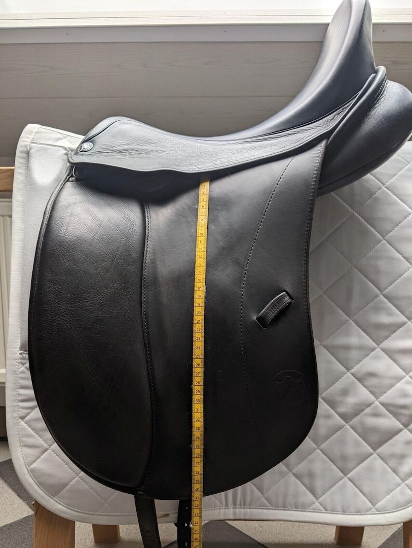 Hennig Dressursattel, schwarz, mit Klettpauschen, Hennig Dressage Saddle