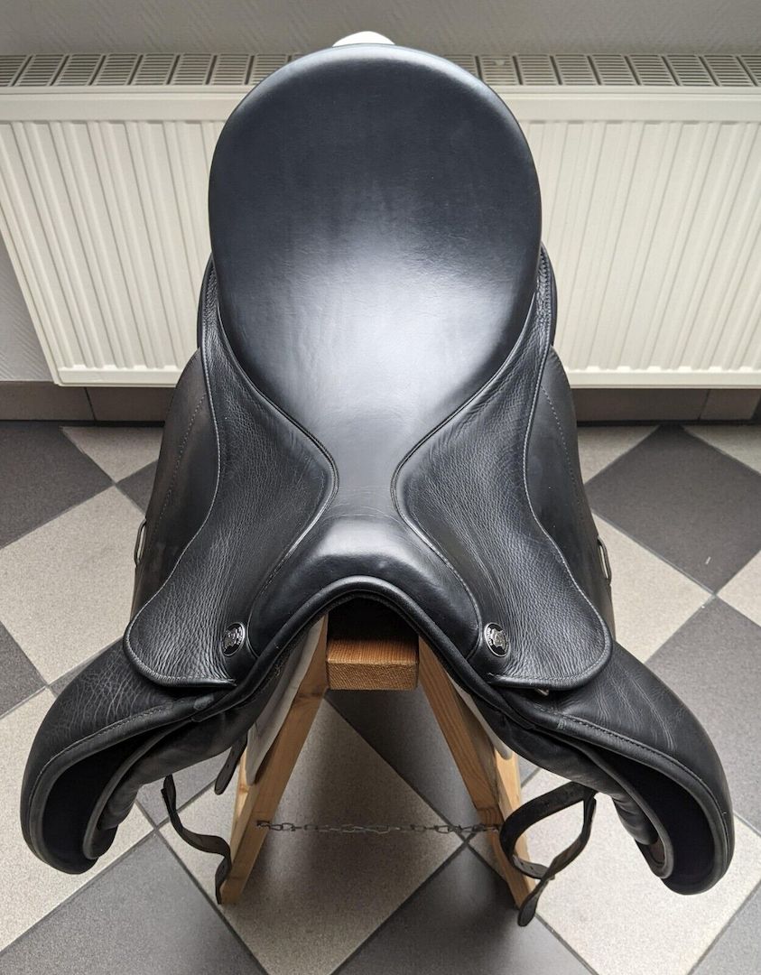 Hennig Dressursattel, schwarz, mit Klettpauschen, Hennig Dressage Saddle