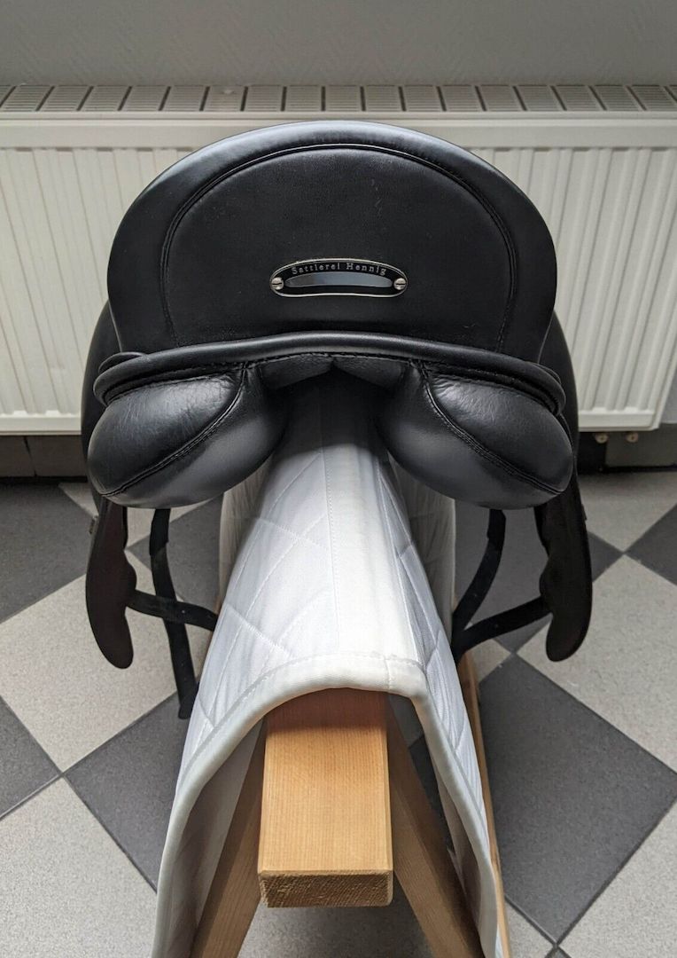 Hennig Dressursattel, schwarz, mit Klettpauschen, Hennig Dressage Saddle