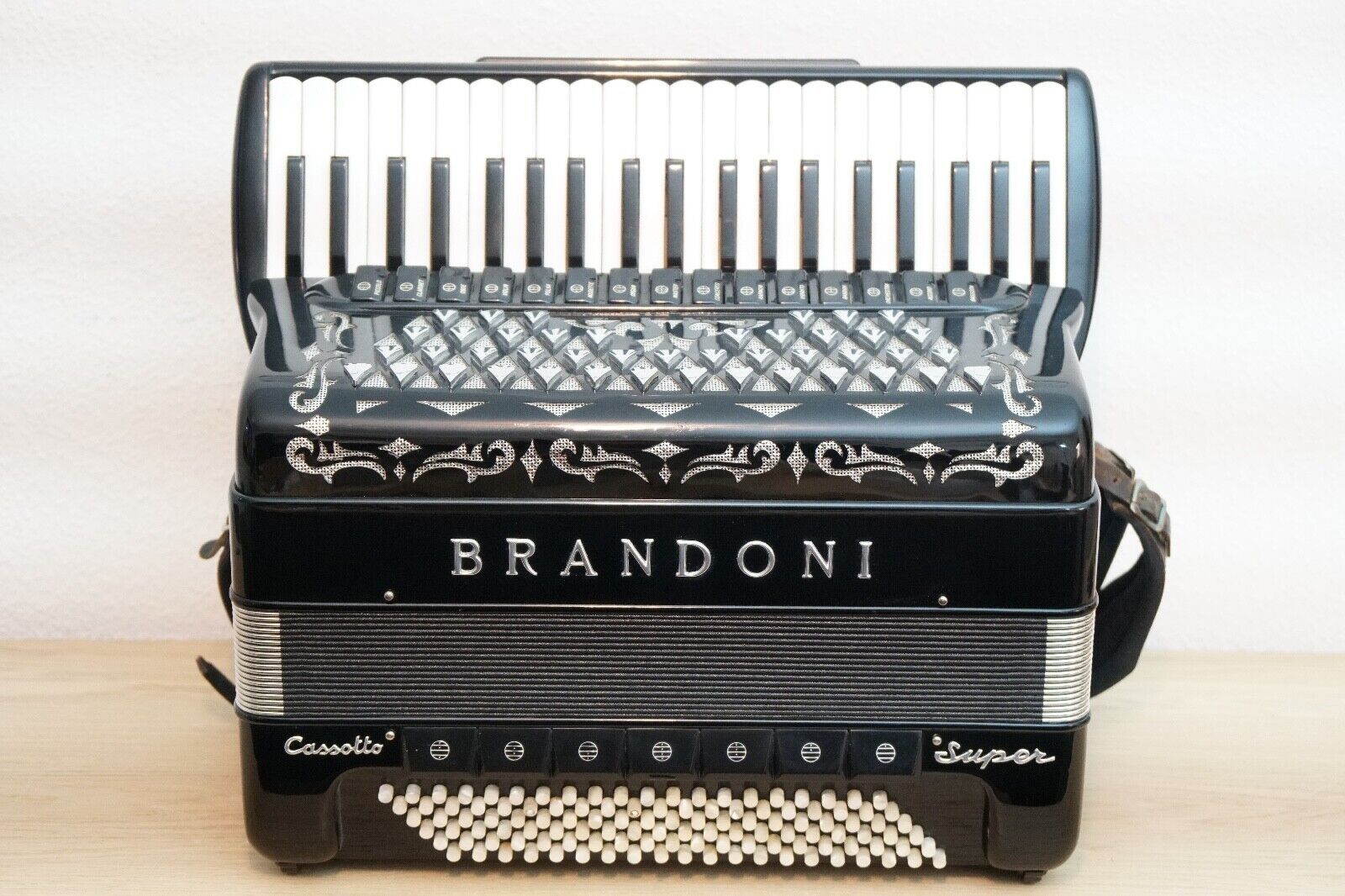 Italienisches Akkordeon Brandoni Cassotto Super 120 Bässe 5 Chörig