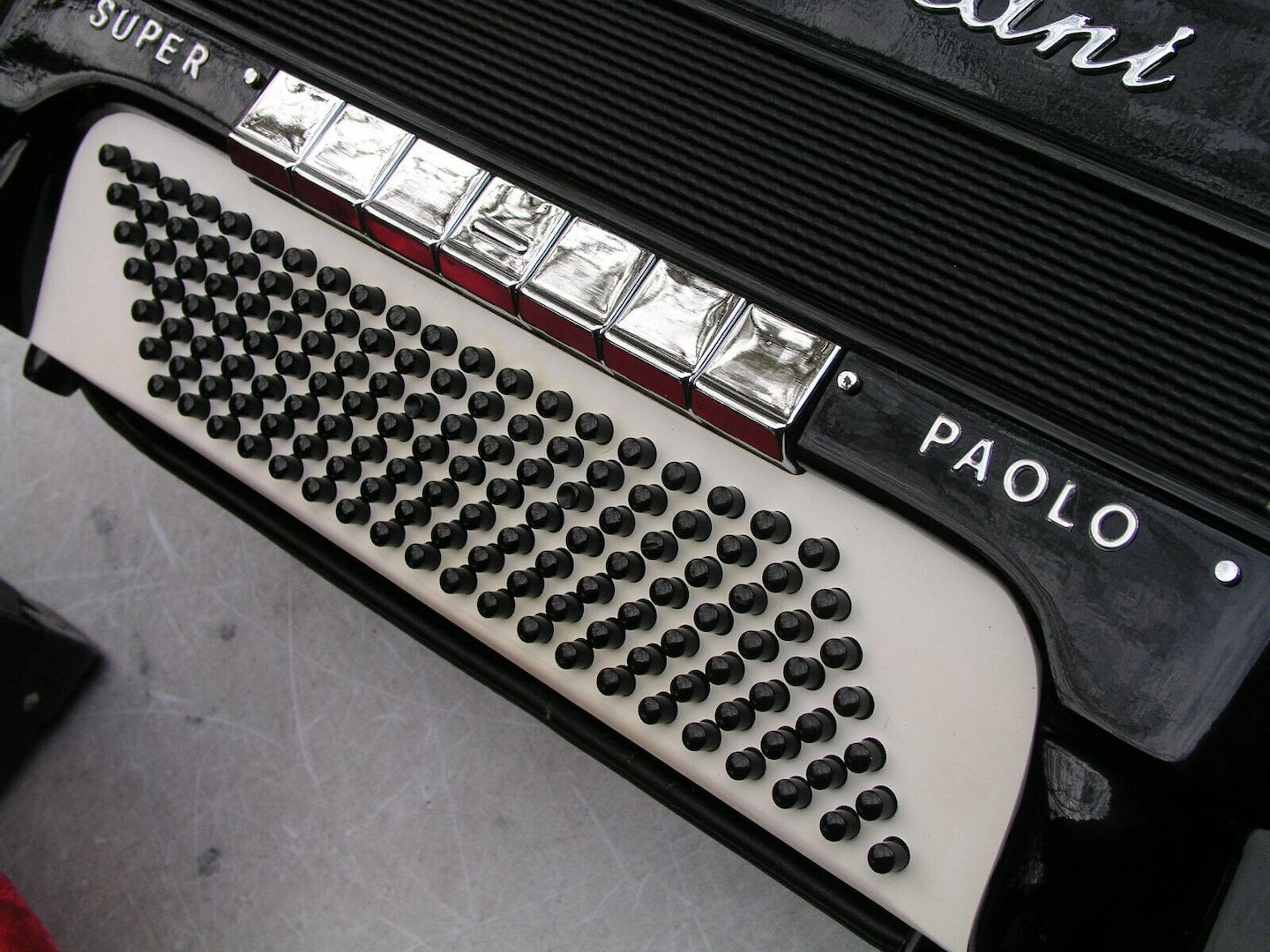 Sehr schönes schwarzes Akkordeon Paolo Soprani Super Paolo mit 140 Bässen (76)