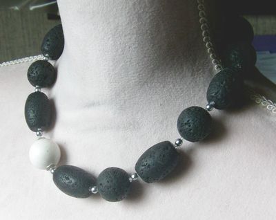 elegante Lavakette mit eingefasster weisser Koralle