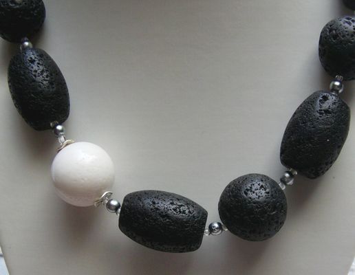 elegante Lavakette mit eingefasster weisser Koralle