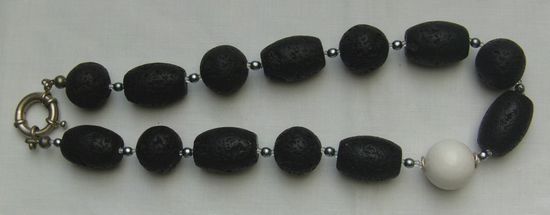 elegante Lavakette mit eingefasster weisser Koralle