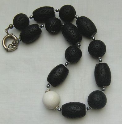 elegante Lavakette mit eingefasster weisser Koralle