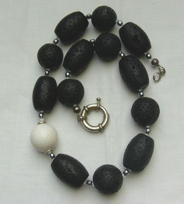 elegante Lavakette mit eingefasster weisser Koralle