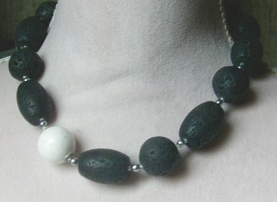 elegante Lavakette mit eingefasster weisser Koralle