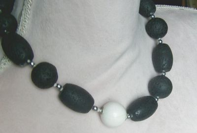 elegante Lavakette mit eingefasster weisser Koralle