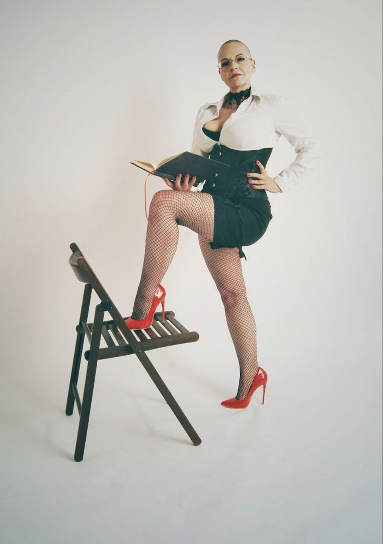 Online-Erziehung, Keuschhaltung und Training von erfahrener dominanter Herrin!